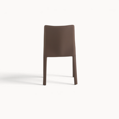 Aika eetkamerstoel Aki in bruin, modern minimalistisch ontwerp met een gladde afwerking, achterkant aanzicht.