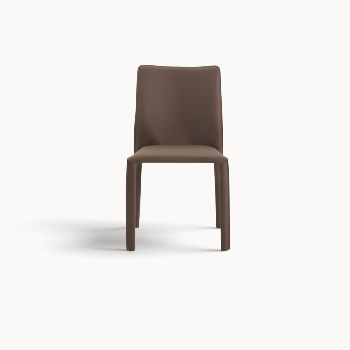 Aika Aki eetkamerstoel in bruin kunstleer met een strak en modern design voor een stijlvol interieur.