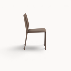 Aika Aki eetkamerstoel in bruin kunstleer met een slank en modern design, zijaanzicht.
