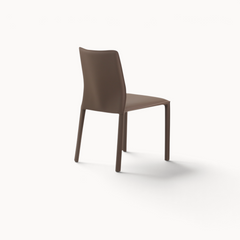 Aika eetkamerstoel Aki in bruin met een strak en modern design, gezien vanaf de achterzijde.
