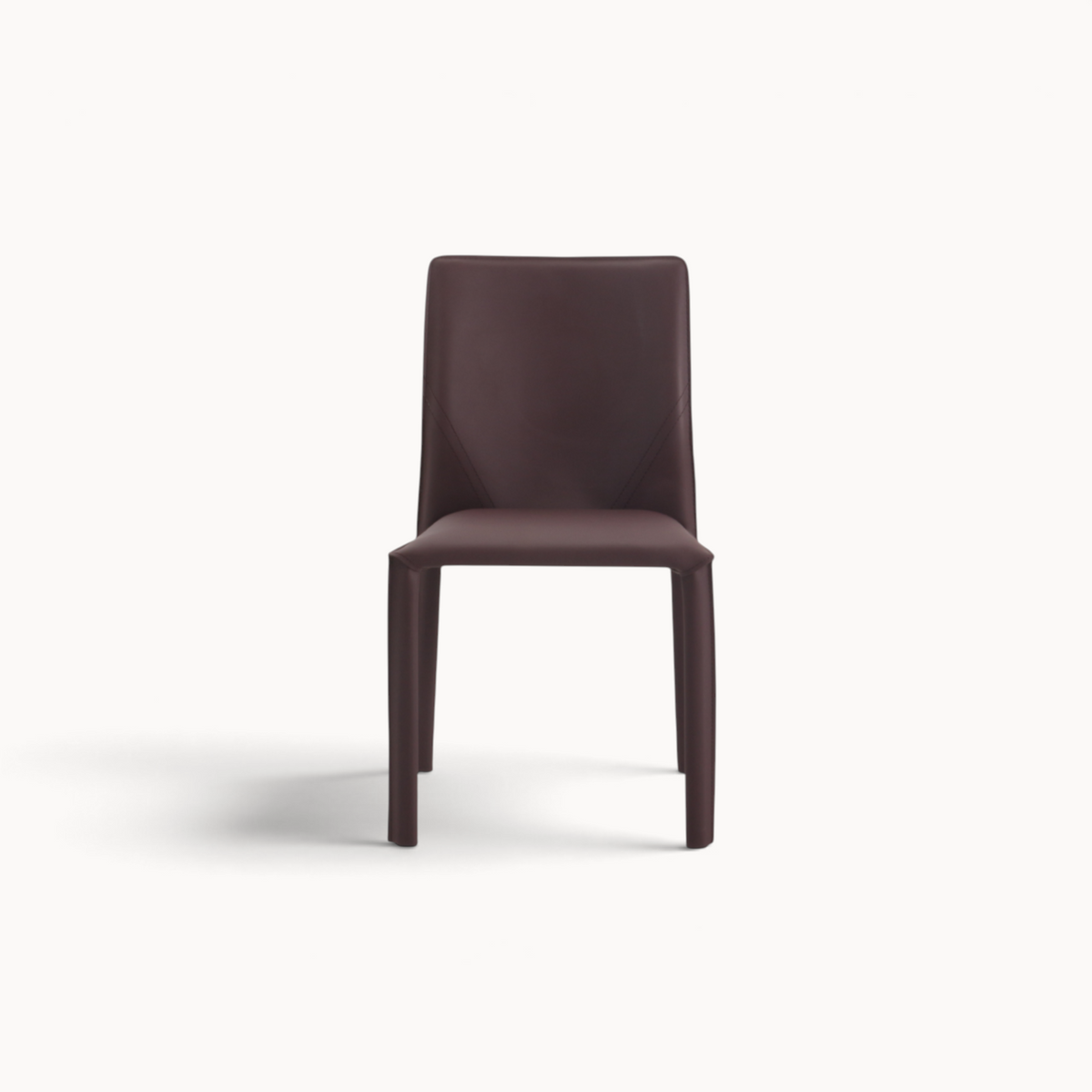 Aika Aki eetkamerstoel in donkerbruin kunstleer met een strak en modern design voor in de eetkamer.