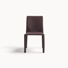 Aika Aki eetkamerstoel in donkerbruin kunstleer met een strak en modern design voor in de eetkamer.