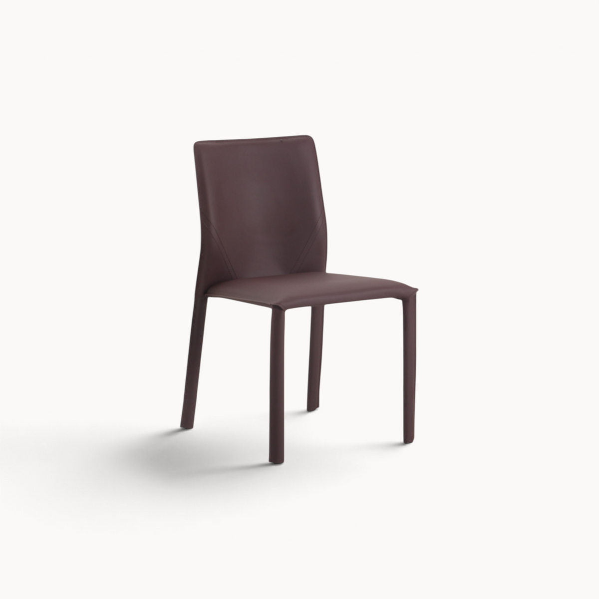 Aika Aki eetkamerstoel in donkerbruin kunstleer met een strak en modern design voor een stijlvol interieur.