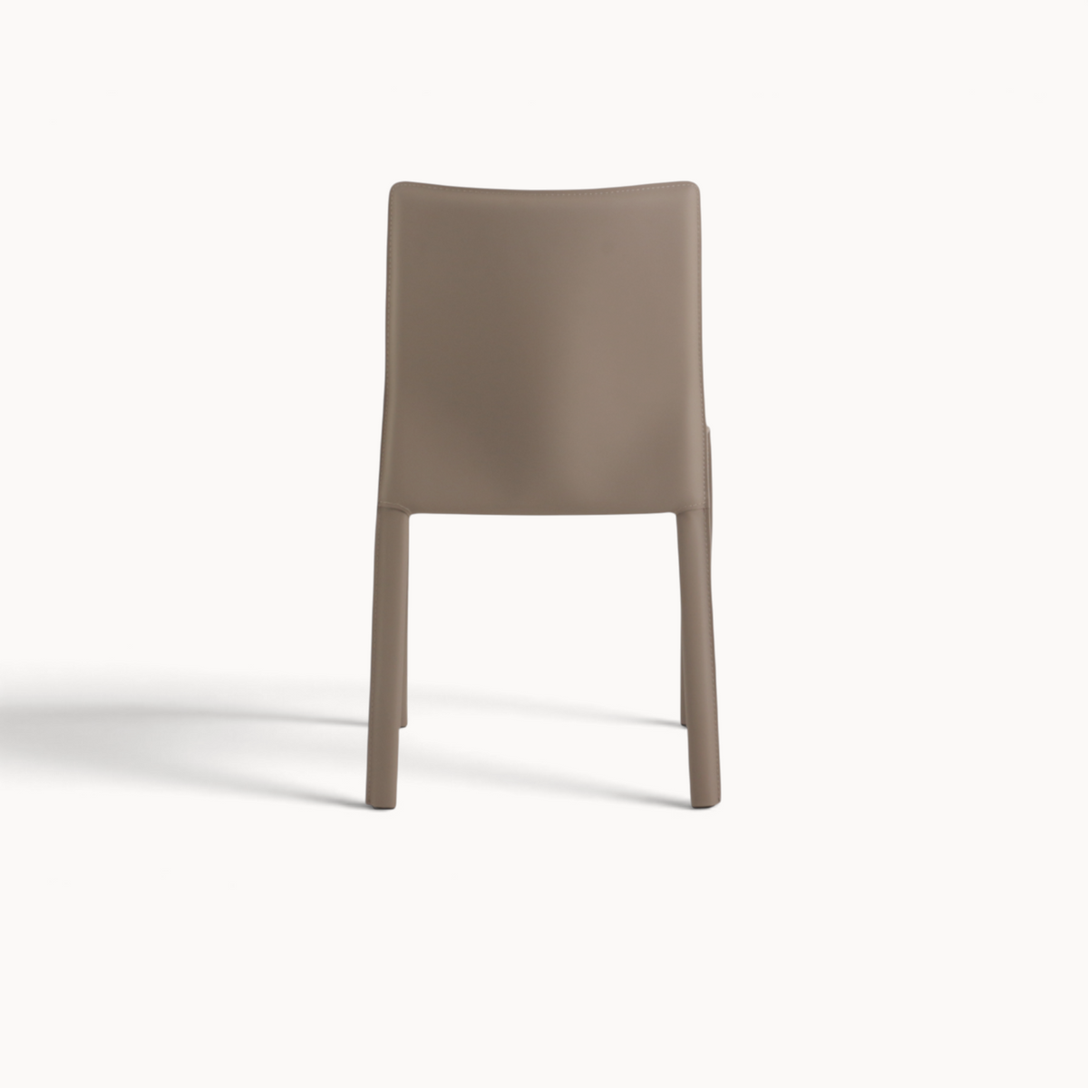 Aika Aki eetkamerstoel in taupe kleur met een strak en modern minimalistisch design, achterkant aanzicht.