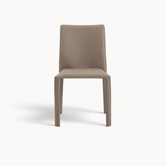 Aika Aki eetkamerstoel in taupe kunstleer met een strak modern design en gestikte details op de rugleuning