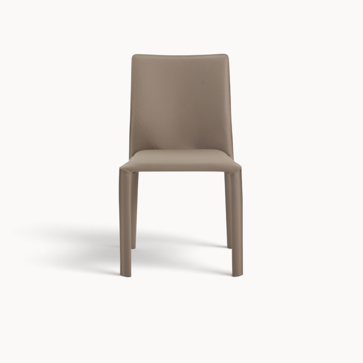 Aika Aki eetkamerstoel in taupe kunstleer met een strak modern design en gestikte details op de rugleuning
