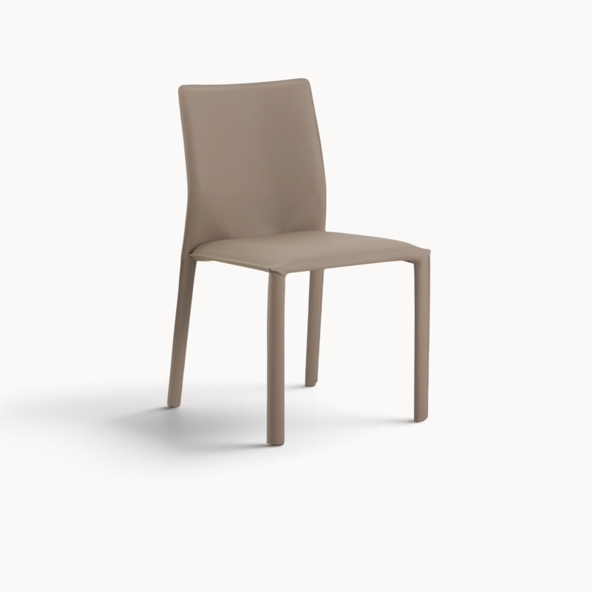 Aika Aki eetkamerstoel in taupe kleur met een strak, modern design en gestoffeerde zitting