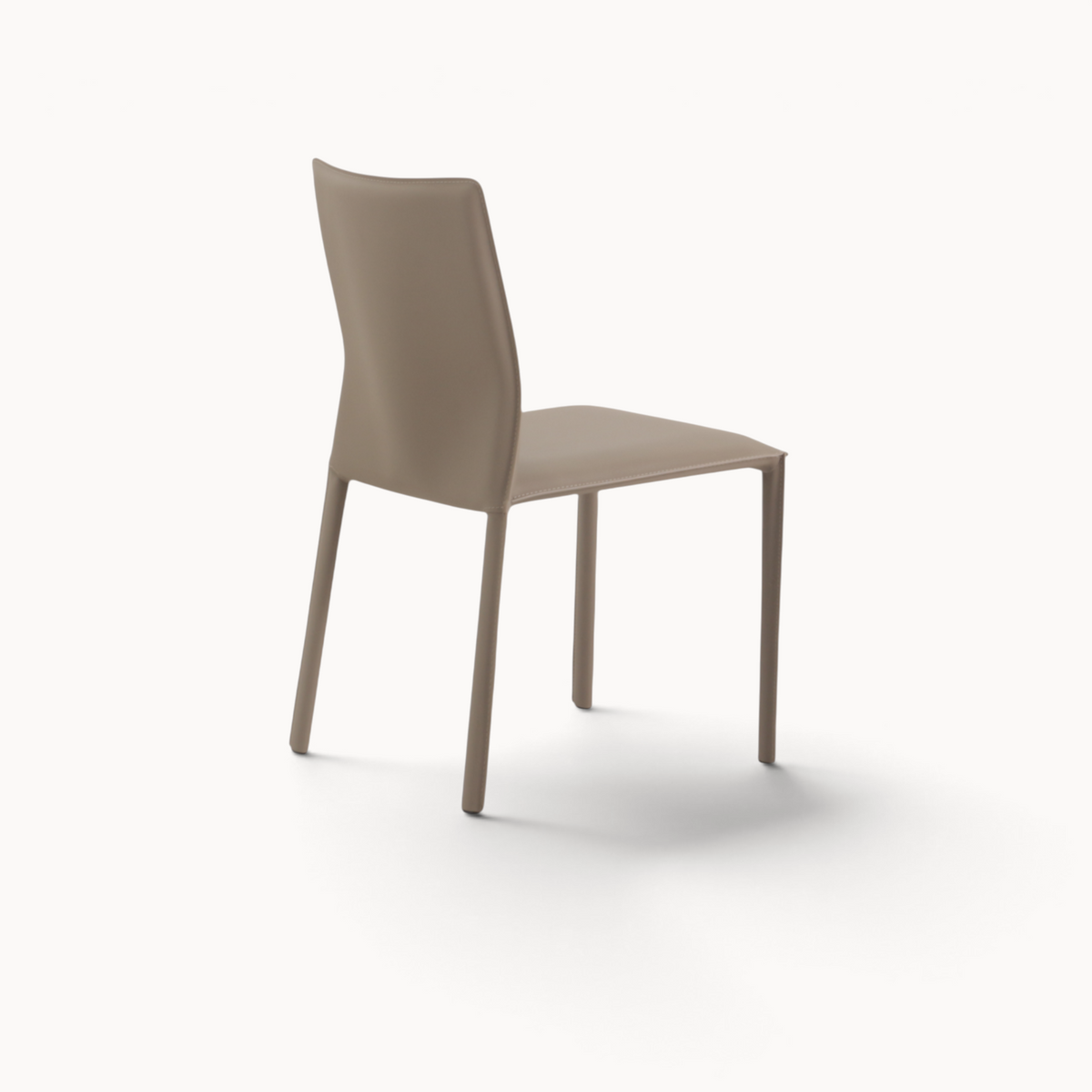 Aika Aki eetkamerstoel in taupe kleur met een strak, modern design en gestoffeerde zitting en rugleuning.