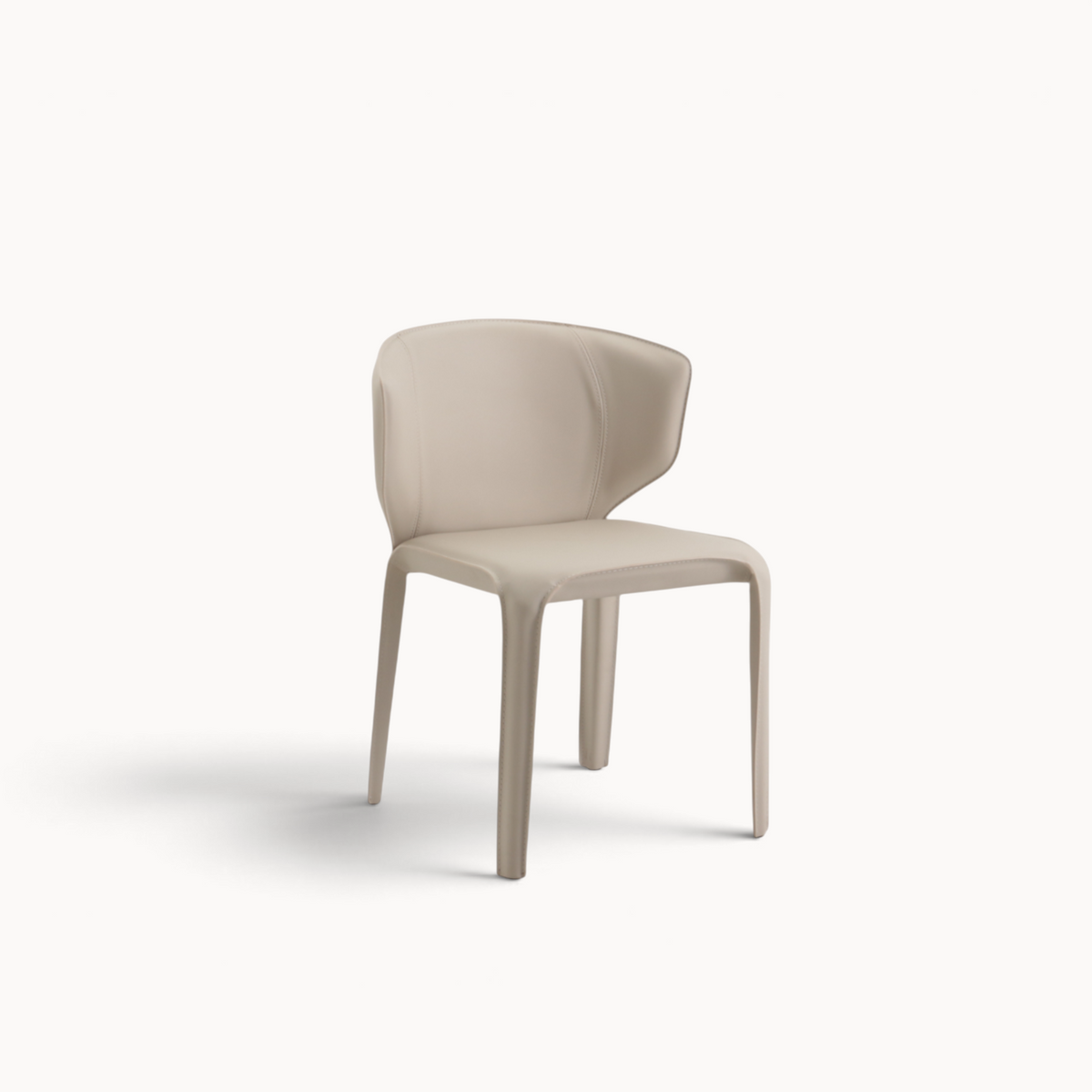 Aika Hoshi eetkamerstoel in beige kunstleer met een modern, gebogen rugleuningontwerp.