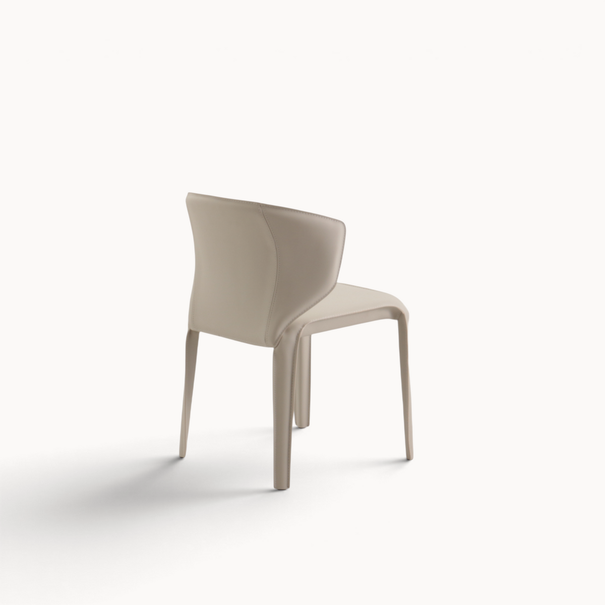 Aika Hoshi eetkamerstoel in beige met een modern, gestroomlijnd ontwerp en een comfortabele rugleuning.
