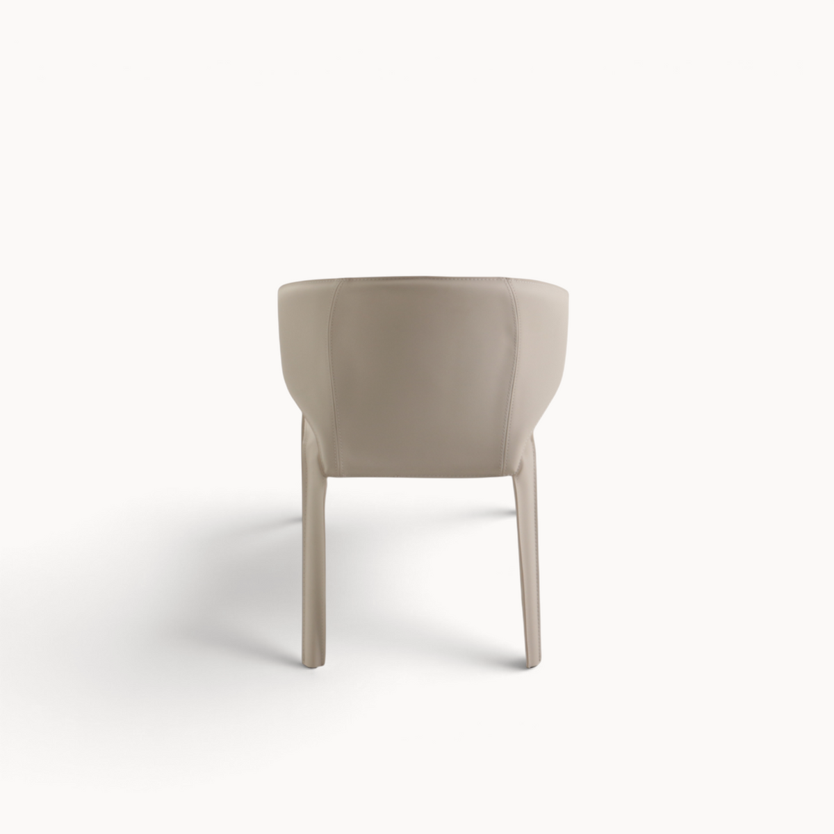 Achterkant van de beige Aika Hoshi eetkamerstoel met een gestoffeerde kuipzitting en slanke poten.