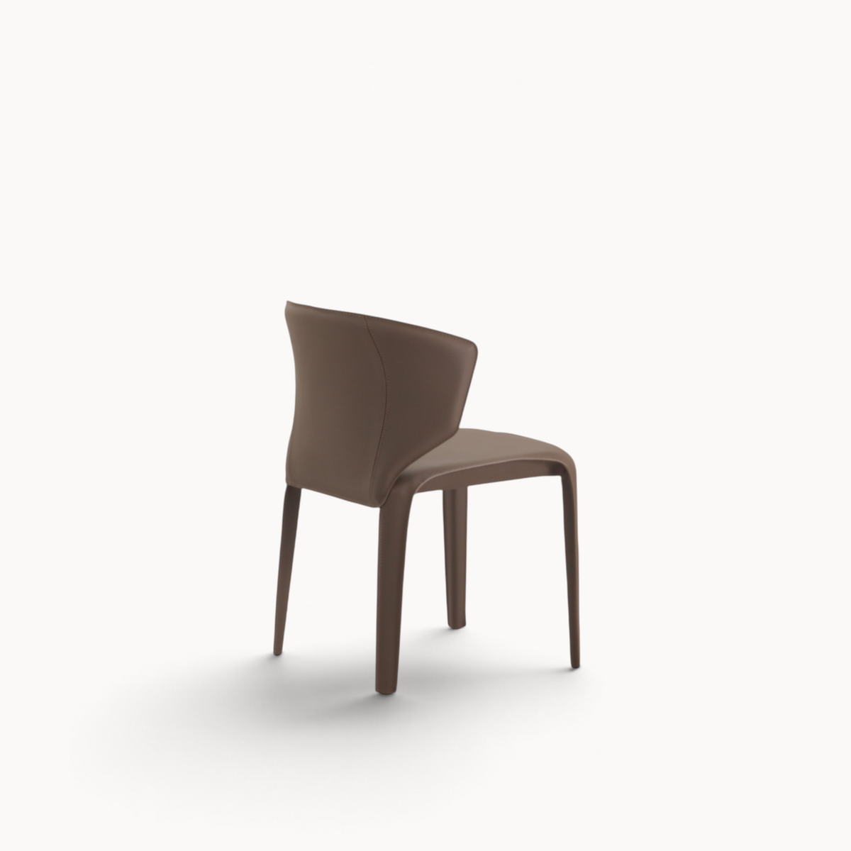Aika Hoshi eetkamerstoel in bruin kunstleer met een modern, gestroomlijnd ontwerp en gebogen rugleuning.