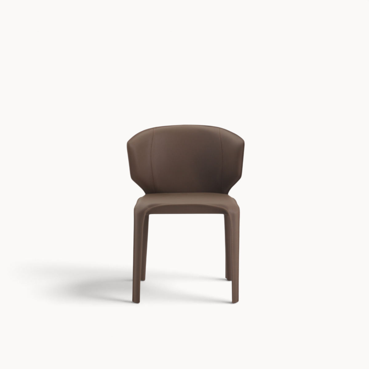Aika Hoshi eetkamerstoel in bruin kunstleer met een modern, gebogen rugleuningontwerp voor optimaal zitcomfort.