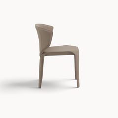 Aika Hoshi eetkamerstoel in taupe kleur met een modern, gestroomlijnd ontwerp en comfortabele zitting.