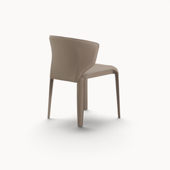 Aika Hoshi eetkamerstoel in taupe kleur met een moderne, gestoffeerde zitting en slanke poten.