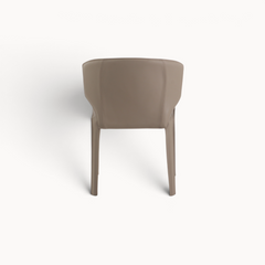 Aika Hoshi eetkamerstoel in taupe kunstleer met een moderne, afgeronde rugleuning gezien van achteren.