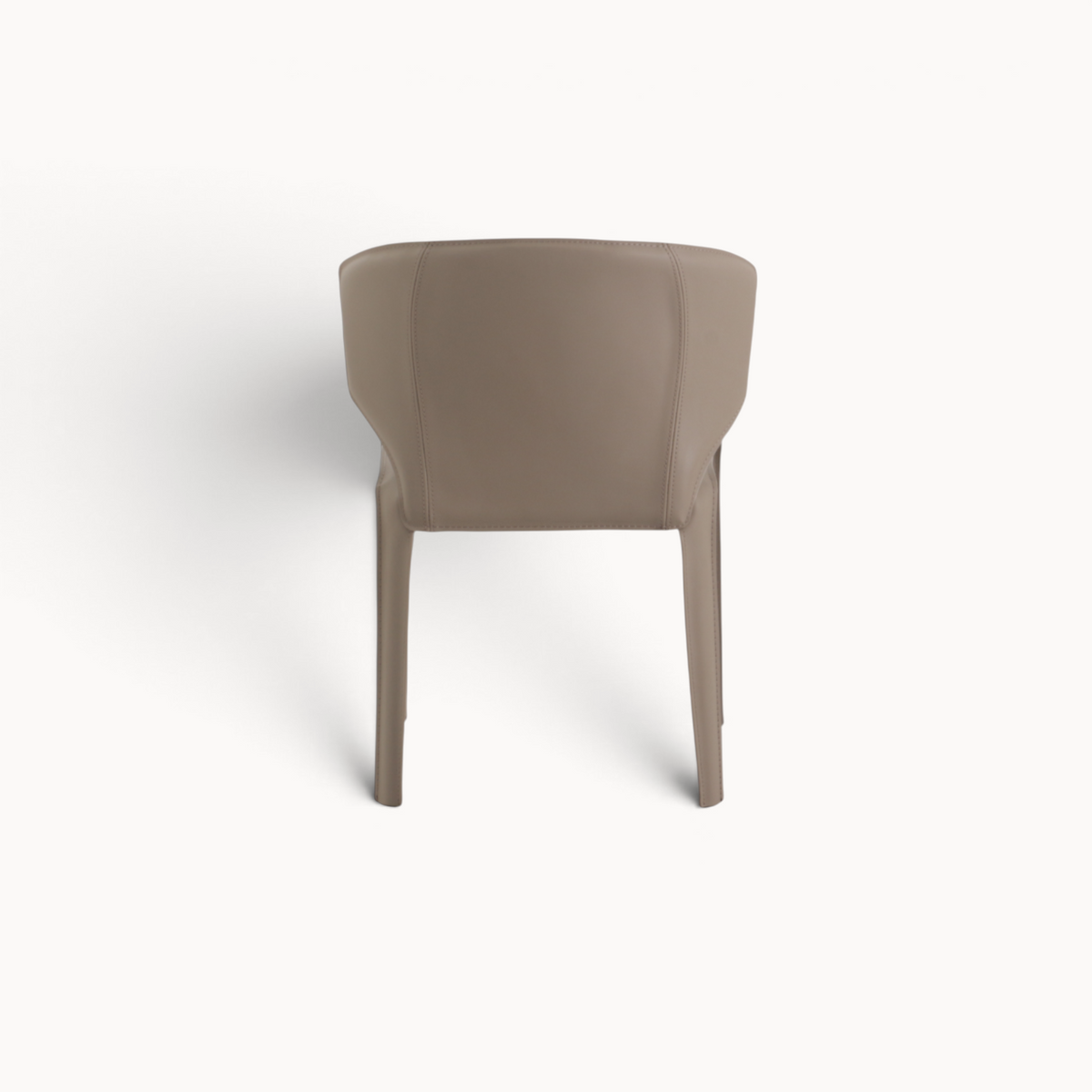 Aika Hoshi eetkamerstoel in taupe kunstleer met een moderne, afgeronde rugleuning gezien van achteren.