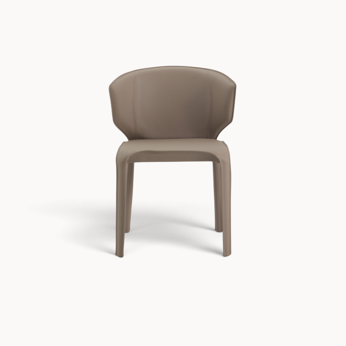 Aika Hoshi eetkamerstoel in taupe kunstleer met een moderne, gebogen rugleuning en strak design