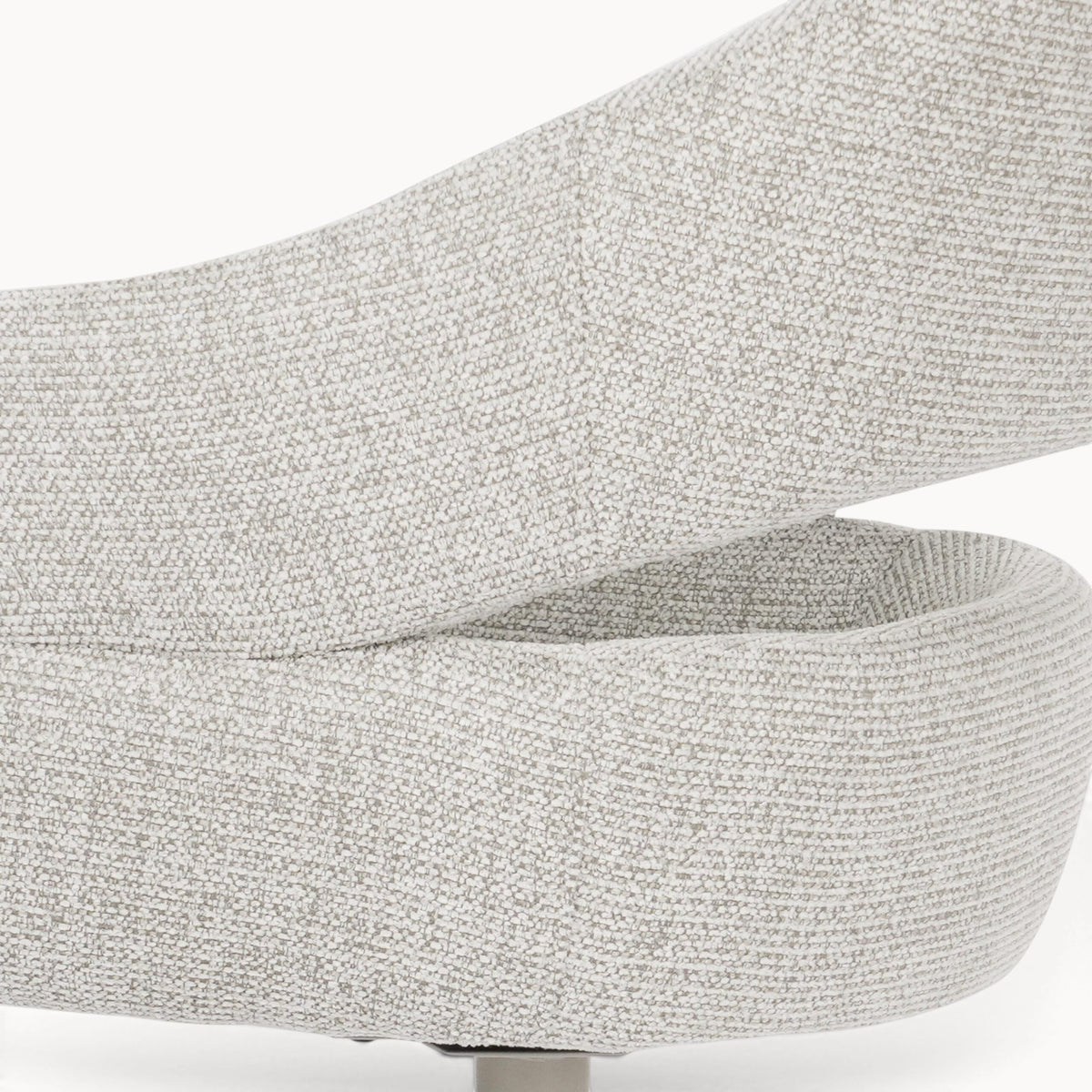 Detailopname van de beige gemêleerde stoffen zitting van de Aika draaibare eetkamerstoel Yuri