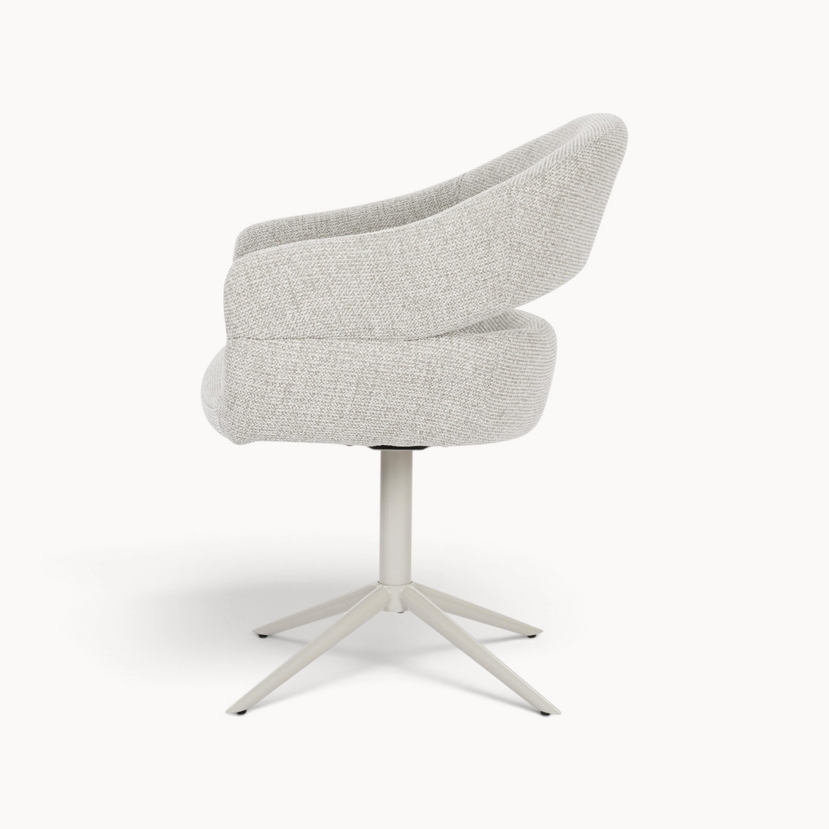Aika draaibare eetkamerstoel Yuri in beige geweven stof met een modern metalen onderstel, zijaanzicht.