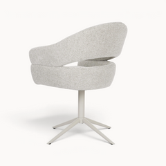 Aika draaibare eetkamerstoel Yuri in beige gemêleerde stof met een modern metalen onderstel, achteraanzicht.