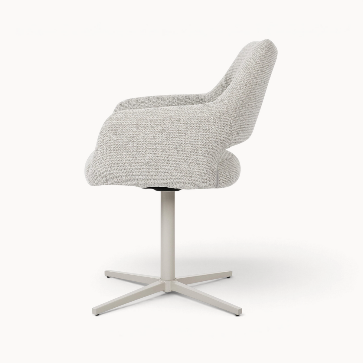 Aika Hikari draaibare eetkamerstoel in beige gemêleerde stof met een modern kruisvormig onderstel in zijaanzicht