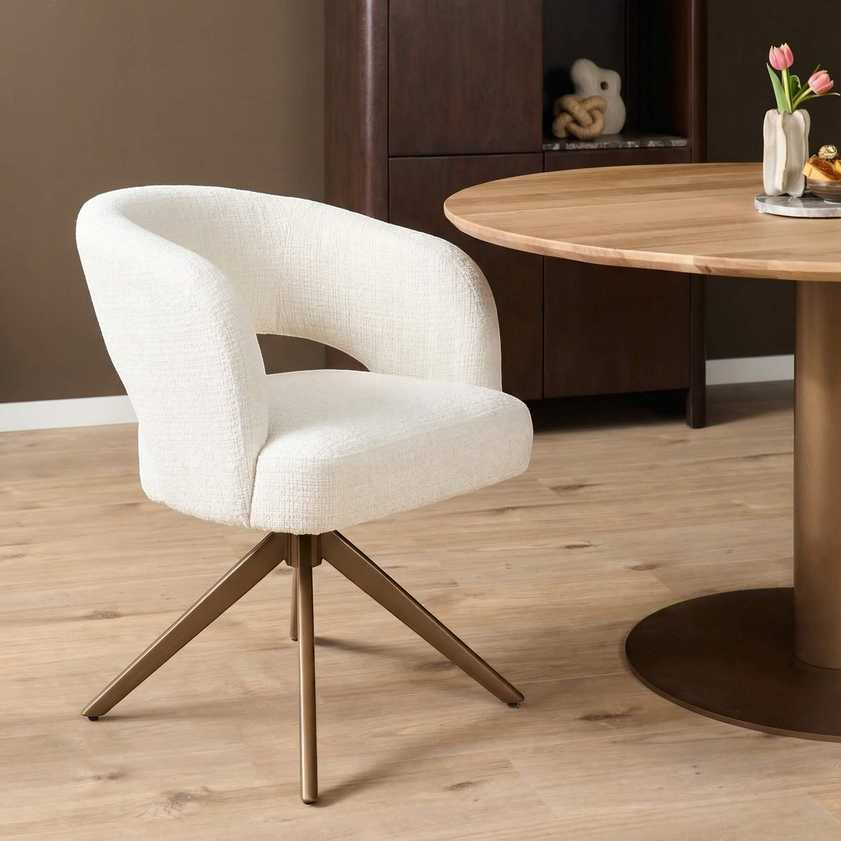 Draaibare eetkamerstoel Ame Off White met bronzen onderstel