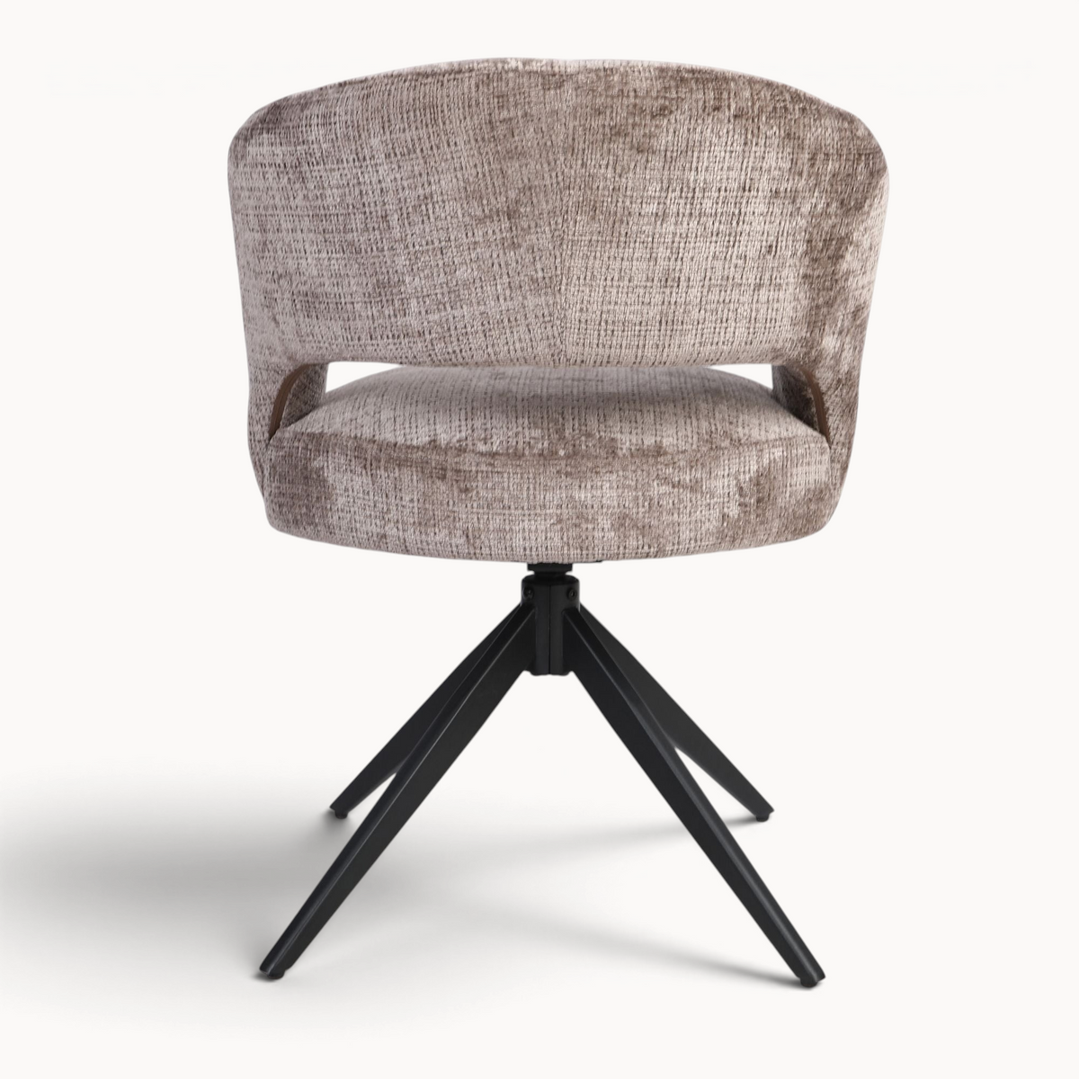 Aika draaibare eetkamerstoel Ame met beige gemêleerde bekleding, armleuningen en een zwart metalen onderstel.