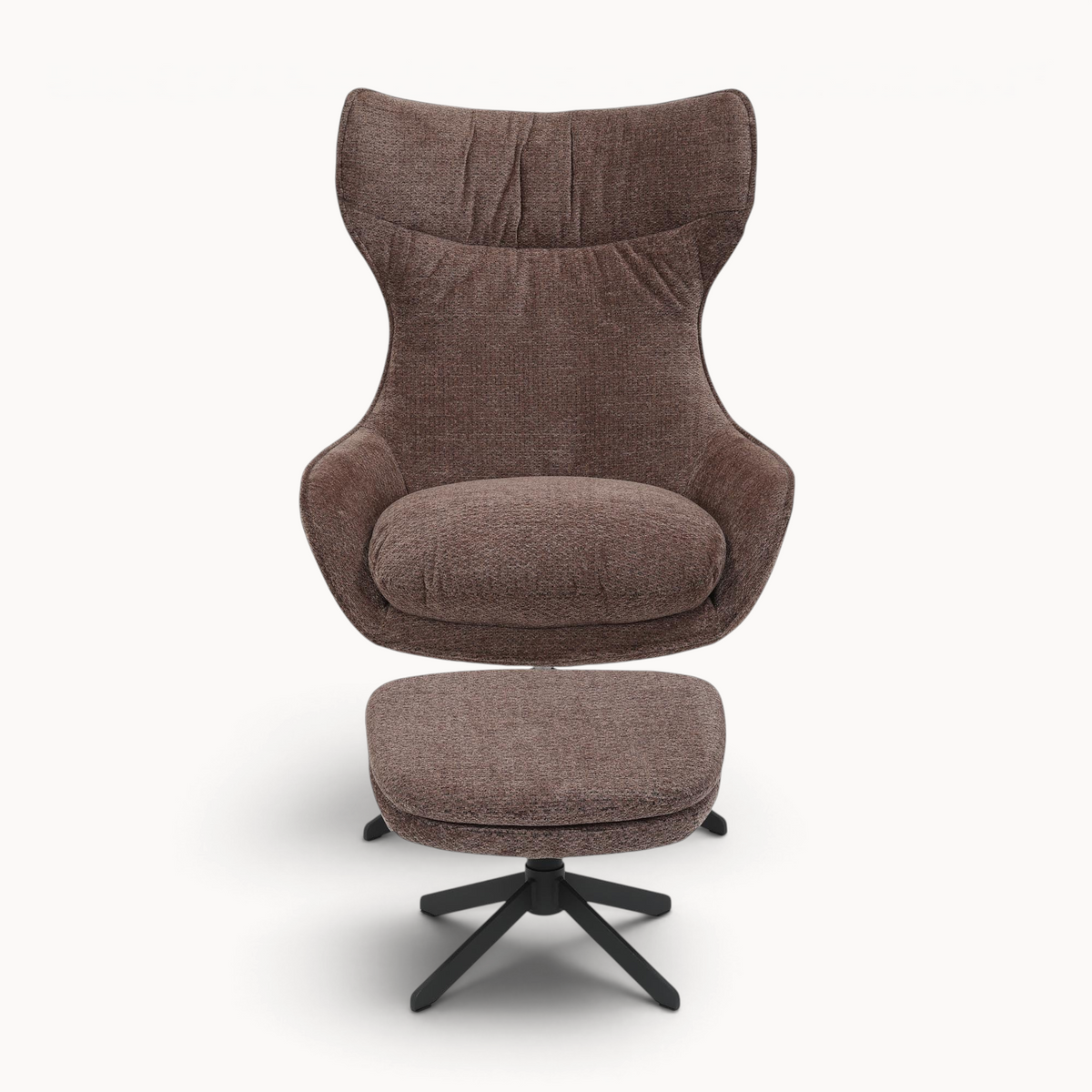 Aika Umi draaibare fauteuil in bruine textielstof met bijpassende voetenbank en zwart metalen onderstel.