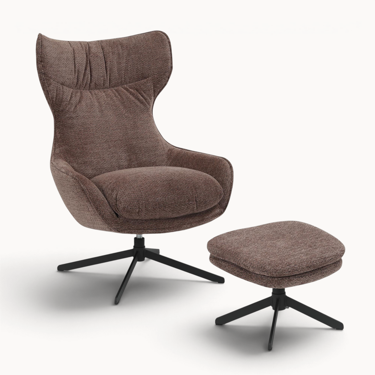 Aika Umi draaibare fauteuil in bruine stof met bijpassende voetenbank op een zwart metalen onderstel