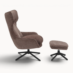 Aika draaibare fauteuil Umi in bruine stof met bijpassende voetenbank op een zwart metalen onderstel