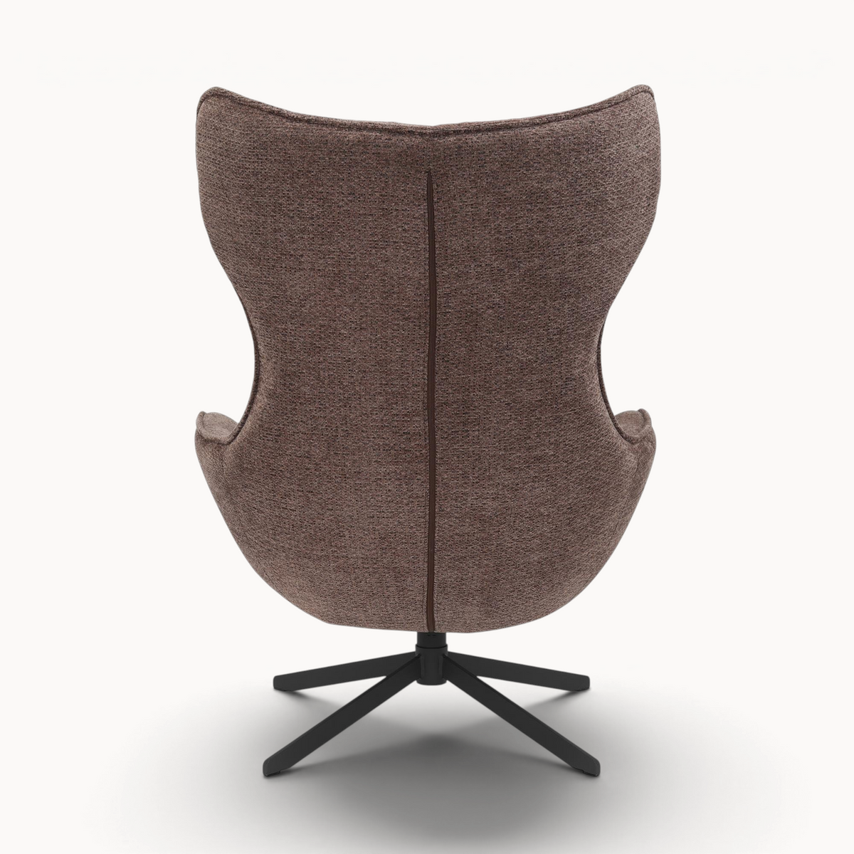 Achteraanzicht van de bruine Aika Umi draaibare fauteuil met een gestructureerde stoffen bekleding en zwart onderstel.