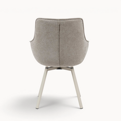 Aika Tori draaibare eetkamerstoel in beige stof met een modern onderstel, achteraanzicht.