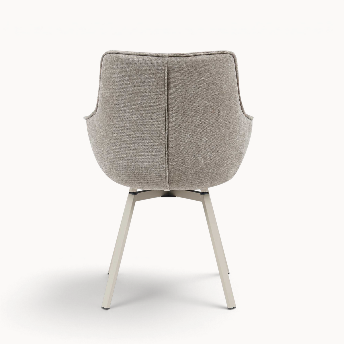 Aika Tori draaibare eetkamerstoel in beige stof met een modern onderstel, achteraanzicht.