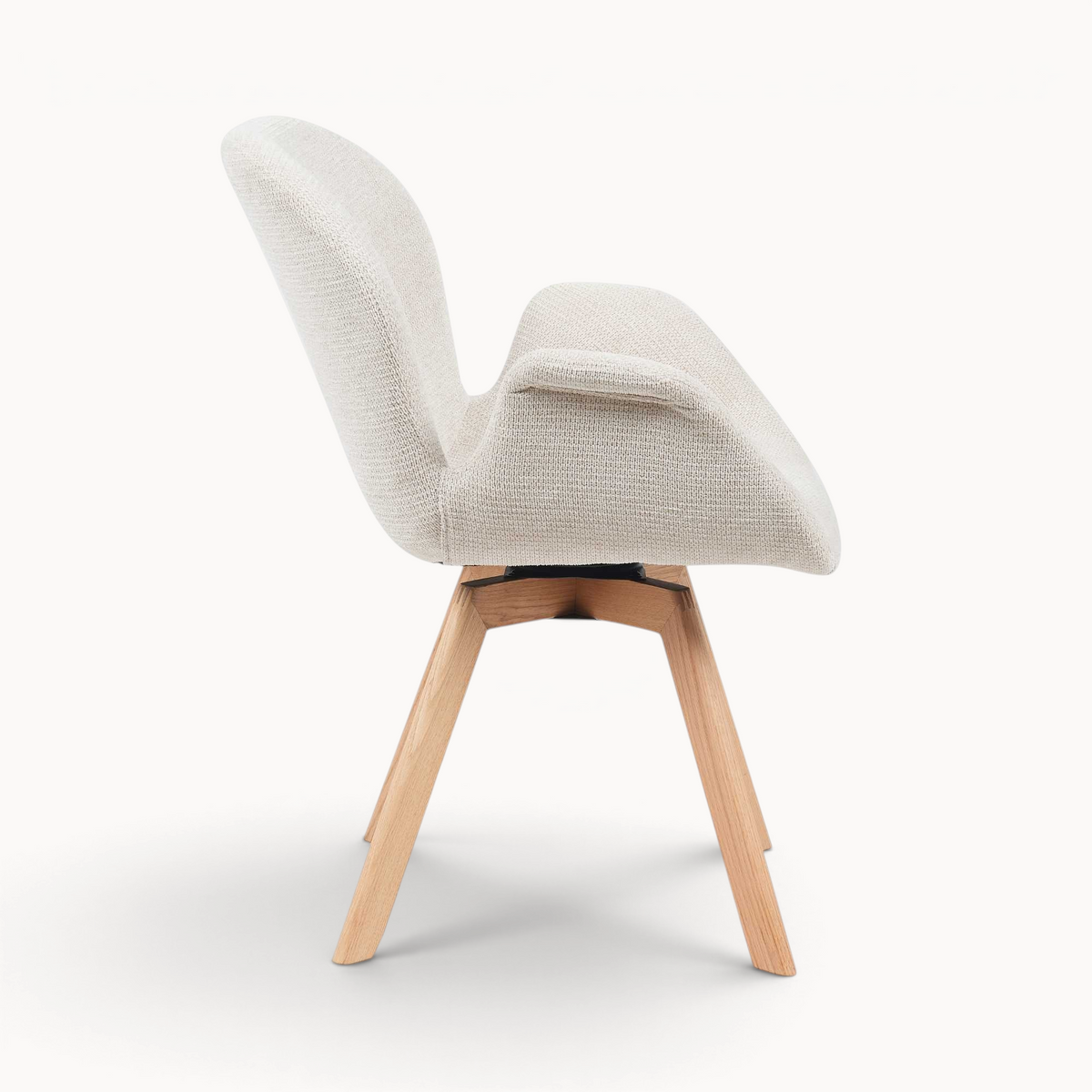 Aika draaibare eetkamerstoel Iso in beige textiel met houten poten, zijaanzicht