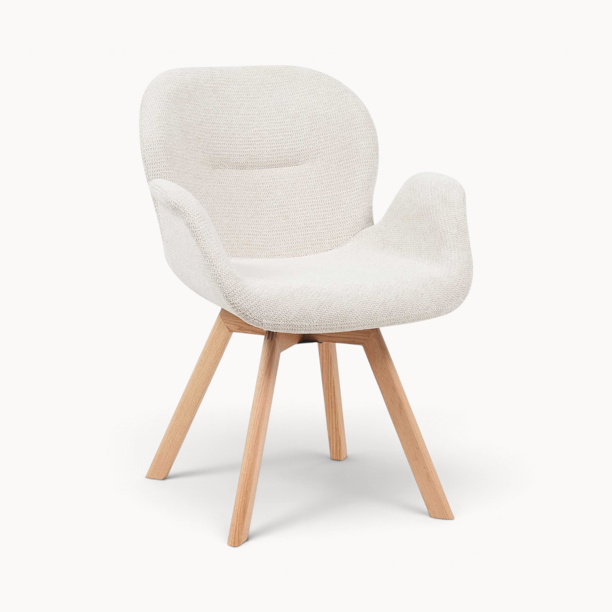 Aika draaibare eetkamerstoel Iso in beige textiel met houten poten en comfortabele armleuningen