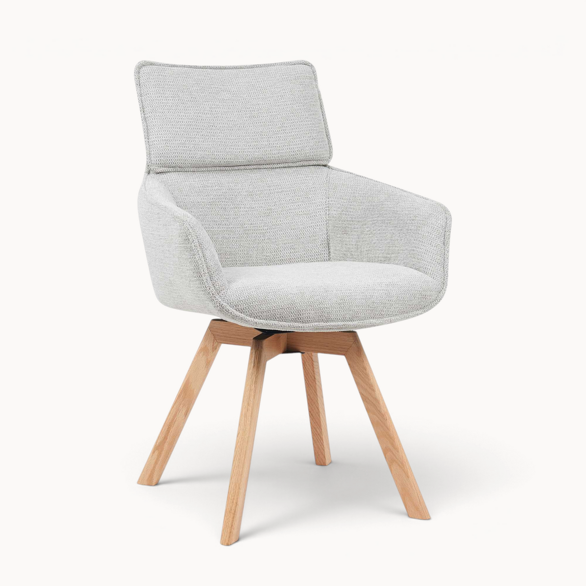 Aika draaibare eetkamerstoel Shio in lichtgrijze stof met een houten onderstel en comfortabele rugleuning