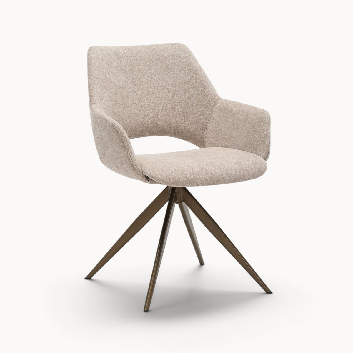 Aika Kiku draaibare eetkamerstoel in beige stof met een modern bruin metalen onderstel en open rugleuning