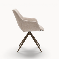 Aika Kiku draaibare eetkamerstoel in beige stof met een modern onderstel van donker metaal, zijaanzicht.