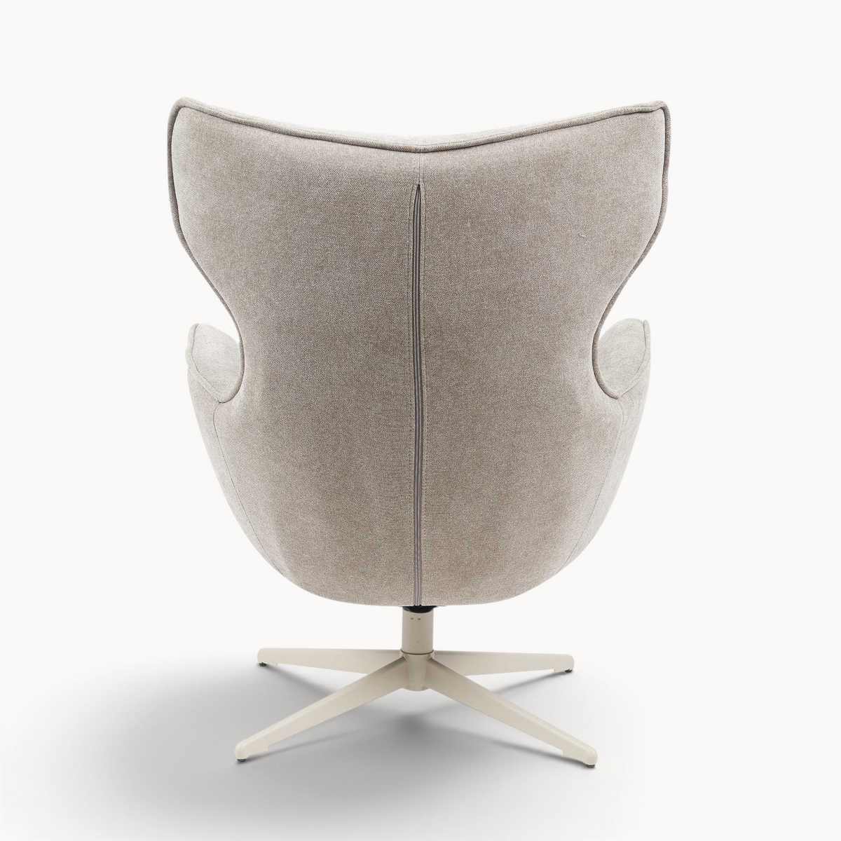 Achterkant van de beige Aika Suzu draaibare fauteuil met een gestoffeerde zitting en een metalen kruispoot.