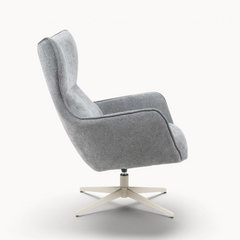 Aika Suzu draaibare fauteuil in grijze stof met een modern kruispoot onderstel, zijaanzicht