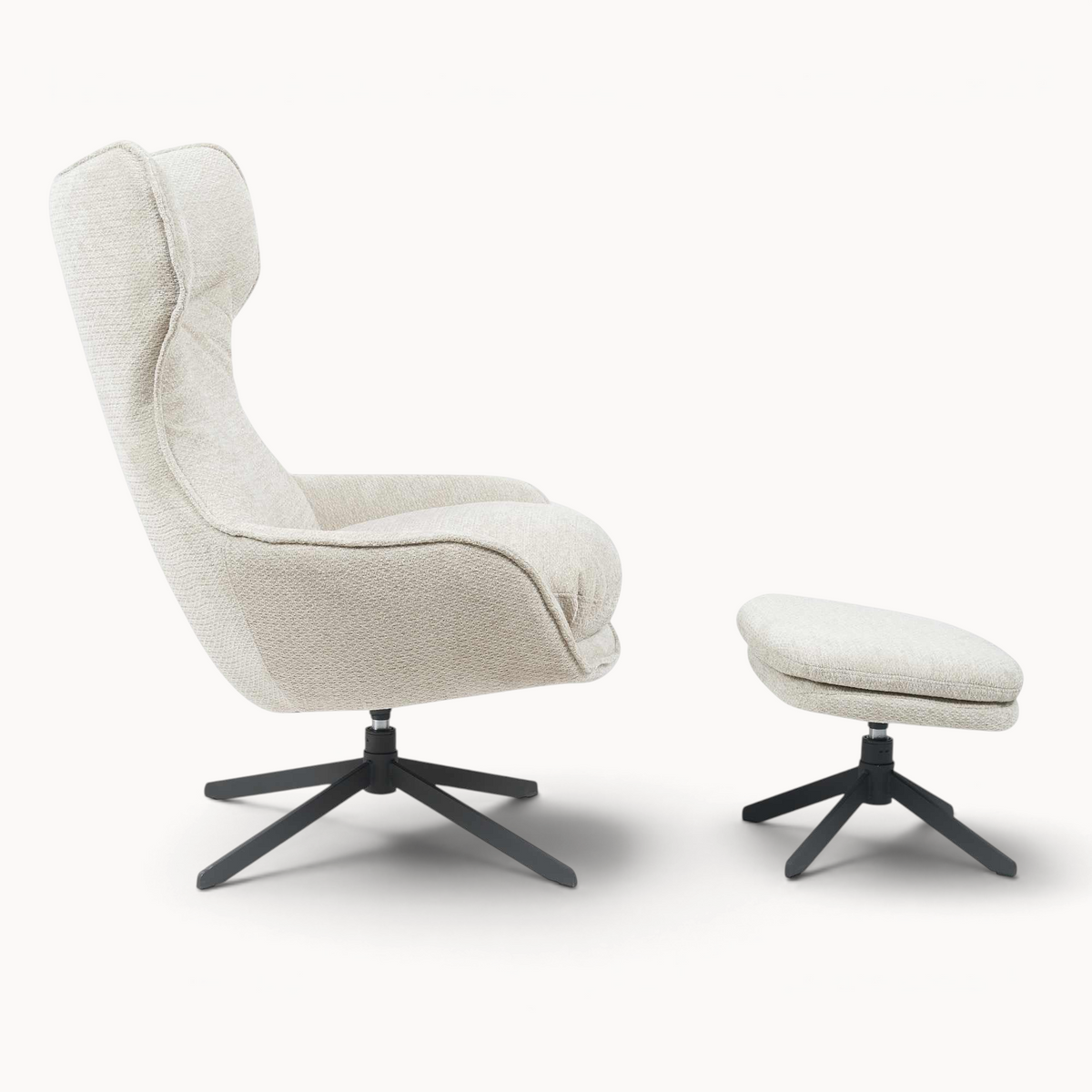 Aika Umi draaibare fauteuil in beige stof met bijpassende voetenbank en zwart metalen onderstel