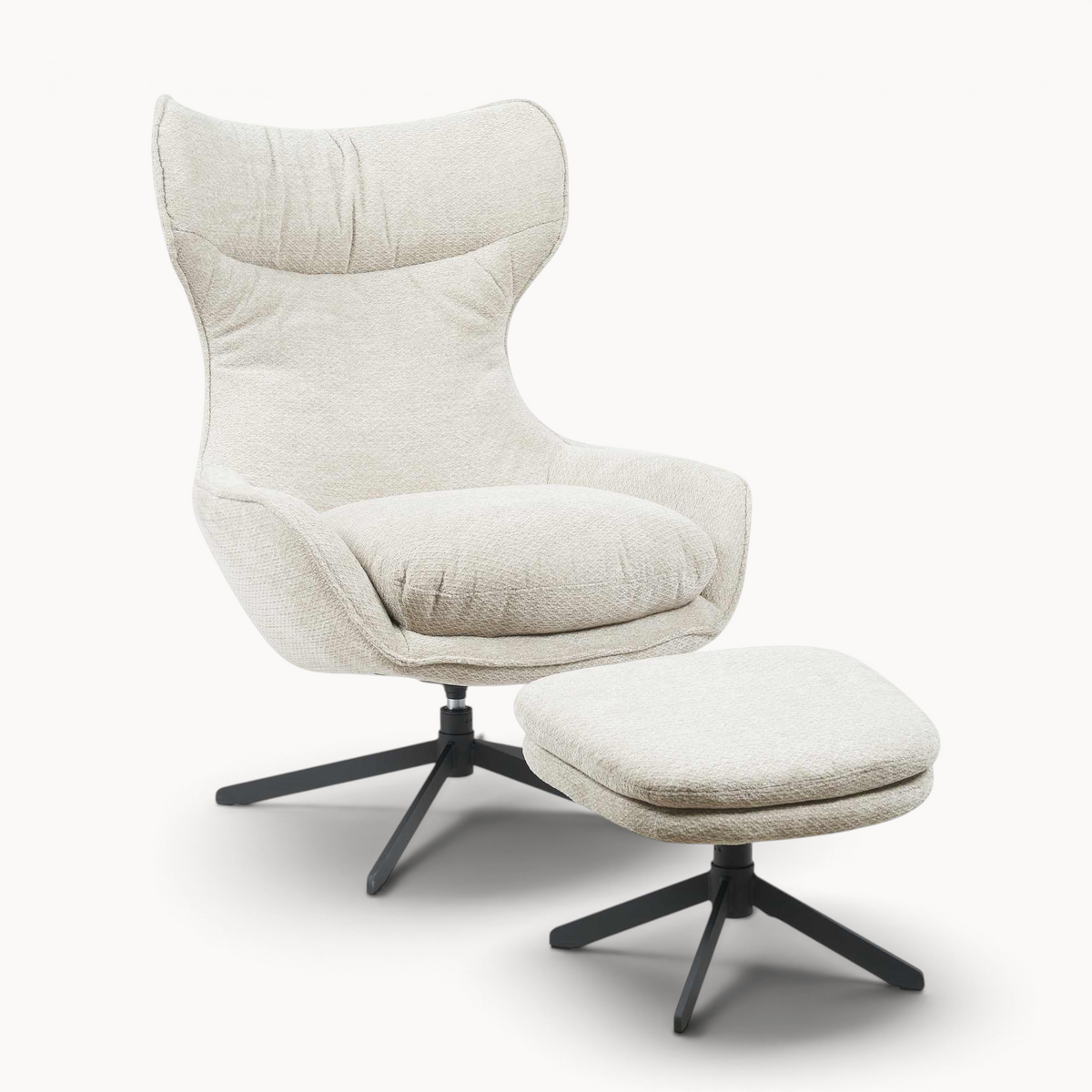 Aika Umi draaibare fauteuil in beige stof met bijpassende voetenbank en zwart metalen onderstel
