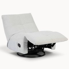 Aika Yasu relaxfauteuil in lichtgrijze stof met een modern verstelbaar mechanisme en een zwarte ronde voet.