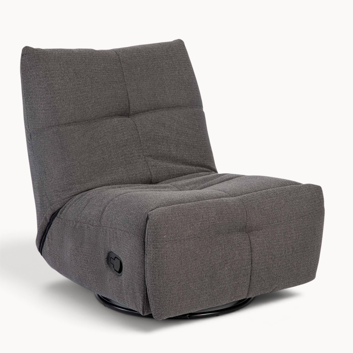 Aika Yasu relaxfauteuil in donkergrijze stof met een modern, laag ontwerp en draaibare voet.
