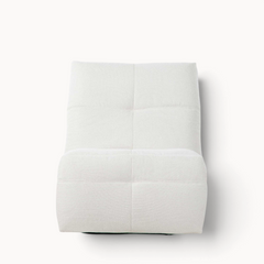 Aika Yasu relaxfauteuil in een lichte crèmekleurige gestoffeerde afwerking met een modern vierkant stikselontwerp.