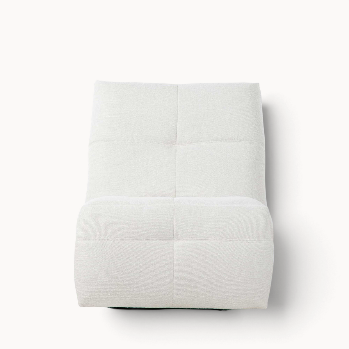 Aika Yasu relaxfauteuil in een lichte crèmekleurige gestoffeerde afwerking met een modern vierkant stikselontwerp.