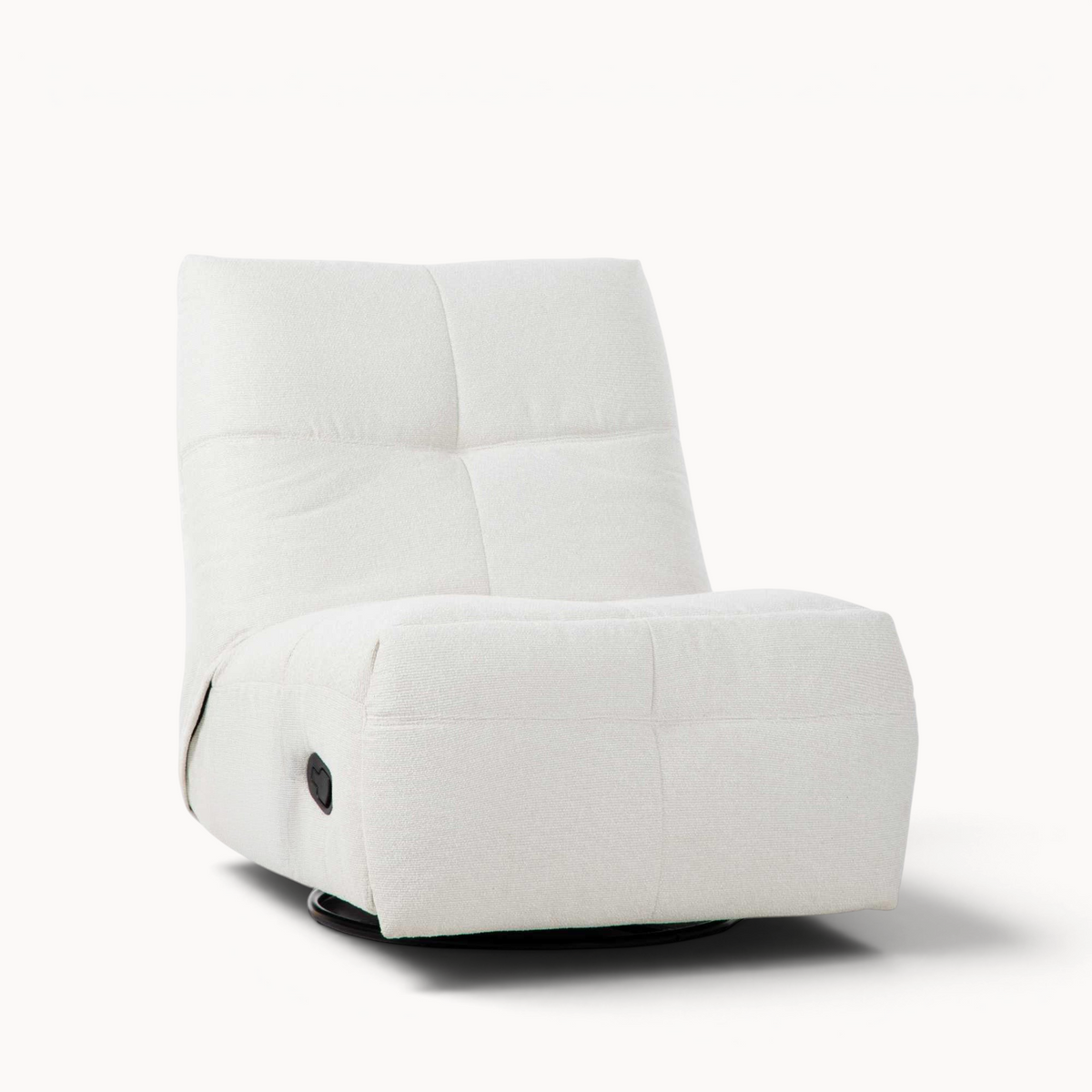 Aika Yasu relaxfauteuil in gebroken wit met een moderne, gestoffeerde zitting en een draaibare zwarte voet.
