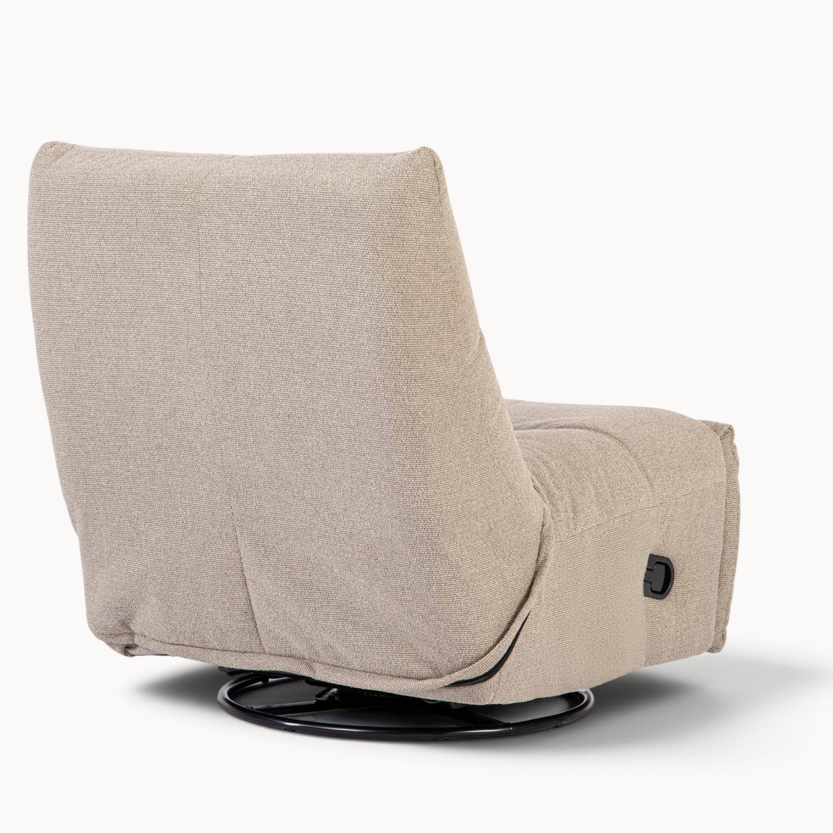 Aika Yasu relaxfauteuil in beige stof met draaivoet, achterkant aanzicht van de comfortabele fauteuil.