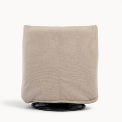 Aika Yasu relaxfauteuil in beige stof met een zwart draaibaar onderstel, gezien vanaf de achterkant.